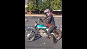 Девушка учит кататься на мотоцикле