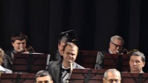 Маленький коричневый кувшинчик