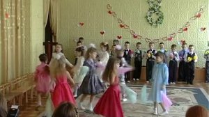 Вход в зал на 8-е Марта старшая группа