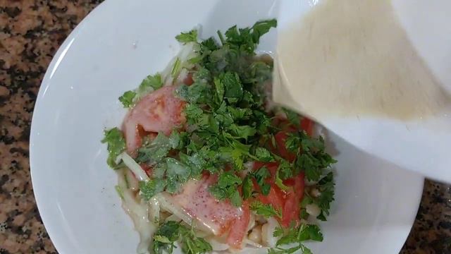 вкусный салат  из фасоли с необычным соусом "пияз" смотреть онлайн