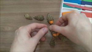 ПОДЕЛКА ИЗ сосновых ШИШЕК и пластилина / ПРОСТАЯ ПОДЕЛКА из природных материалов