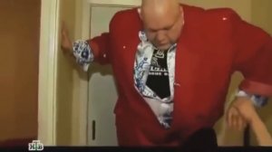 Стас Барецкий упал с лестницы и перднул!