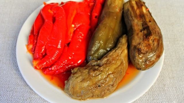 Острая закуска из печеного болгарского перца и баклажан