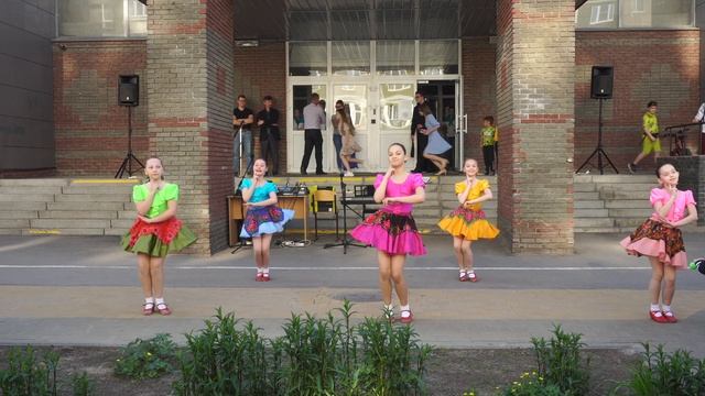 Хореогр. композиция «По полю, полю»