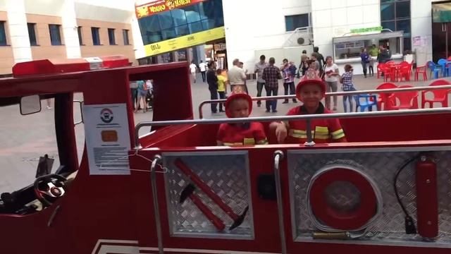 Катаемся на пожарной машине. смотреть онлайн