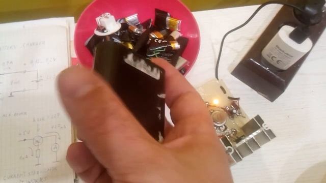 Зарядка Li Ion на транзисторов / Li Ion charger circuit with transistors смотреть онлайн