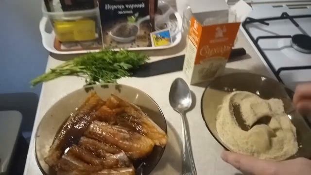 Жаренная рыба Хек в хрустящей корочке с сметанно-чесночным соусом смотреть онлайн