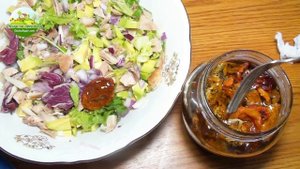 Салат с вялеными помидорами и курицей.
