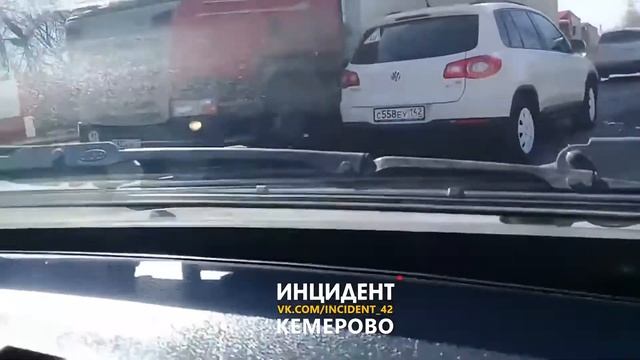 В Кемерове столкнулись «Хендай» и маршрутка: пострадал водитель иномарки смотреть онлайн