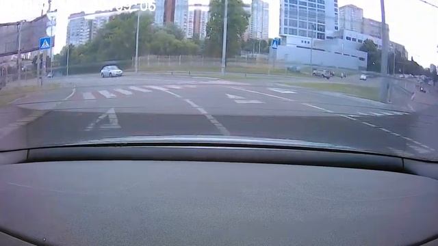 Пример видеозаписи двухкамерного видеорегистратора Falcon HD-75 (камера заднего вида) смотреть онлайн