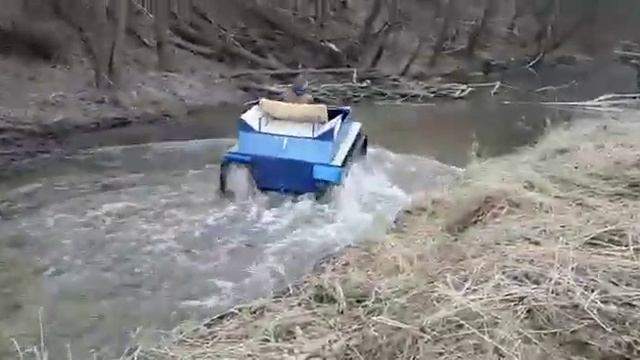 Гусеничный вездеход поплыл смотреть онлайн