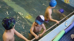 Первая тренировка по плаванию в бассейне.