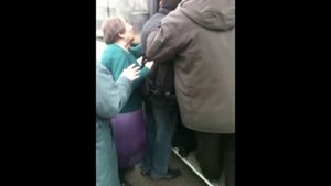 Бабка лезет в автобус