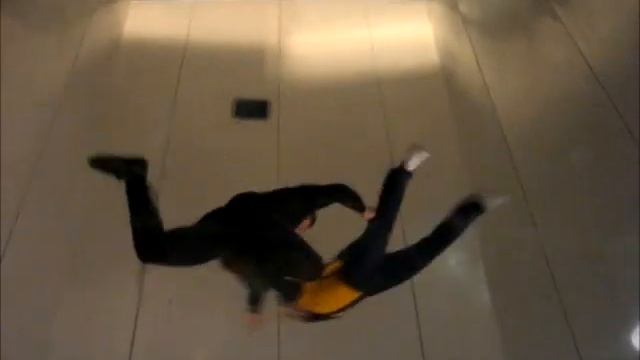 Полеты шмеля и пчелки в SkyVenture, Монреаль, May 2010 смотреть онлайн