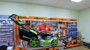 Бензиновая самоходная газонокосилка RedVerg RD-GLM53SB: самая мощная и продвинутая косилка для дачи