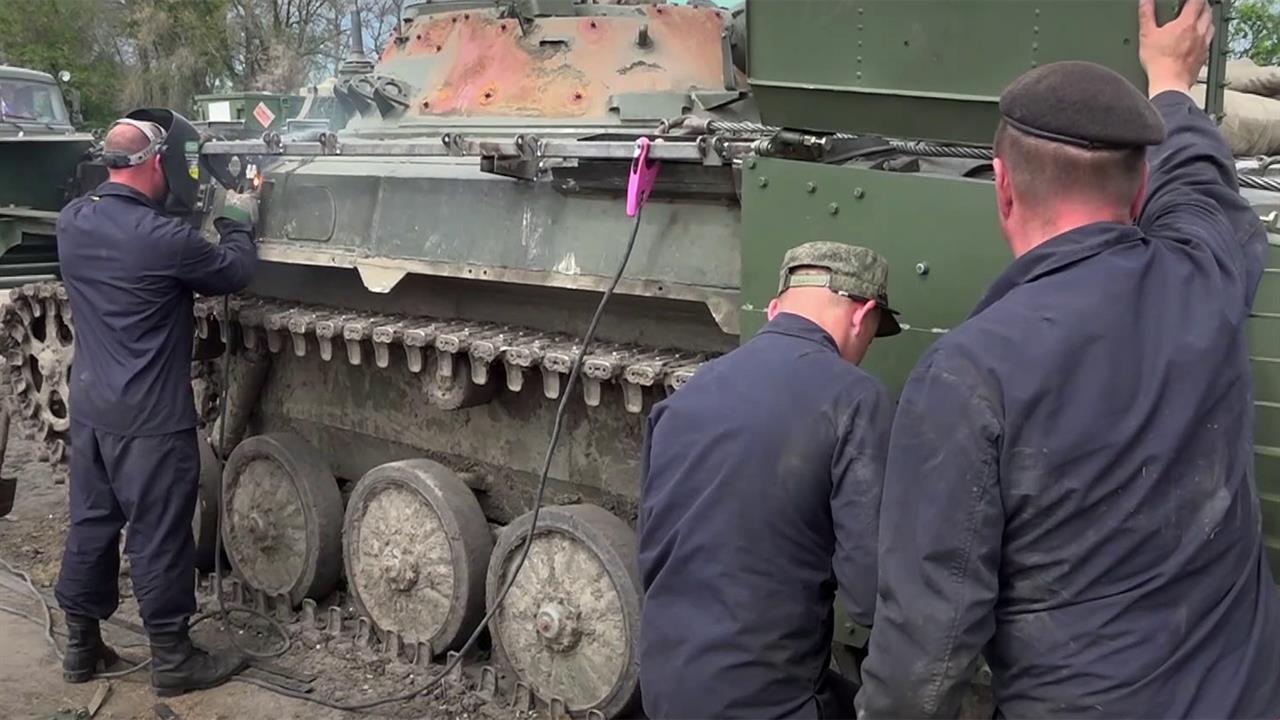 ямочный ремонт асфальтового покрытия. ремонтное видео. шум дрели. строим дороги. укладка литого асфальтобетона технология.