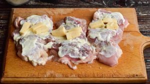 Рулетики из куриных бедрышек с сыром