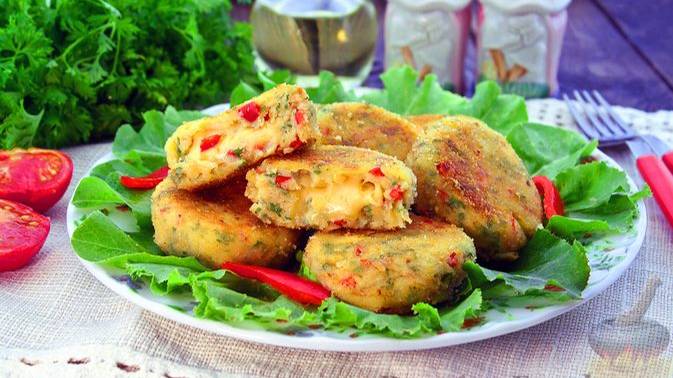 Яркая овощная закуска.
КАРТОФЕЛЬНЫЕ КОТЛЕТЫ С БОЛГАРСКИМ ПЕРЦЕМ И СЫРОМ