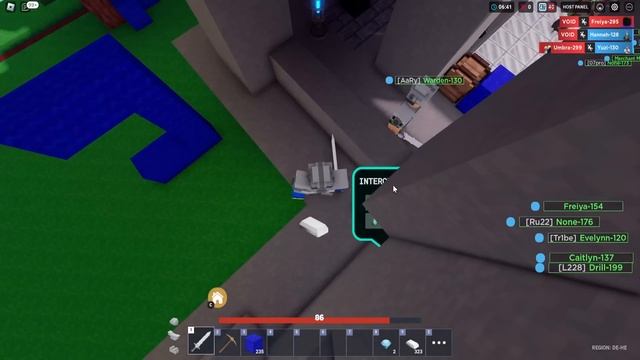 100 ИГРОКОВ СТОЛКНУЛИСЬ В БЕДВАРС.. (Роблокс бед варс) смотреть онлайн