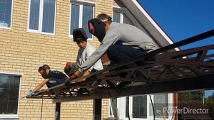 Установка навеса из поликарбоната.