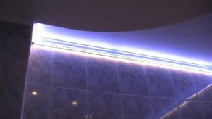 Светодиодное освещение в ванной; LED light in bathroom.