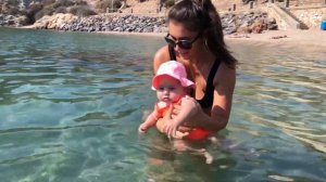 Купание малыша в море, купание в детском надувном бассейне. Отдых с грудным ребенком на море