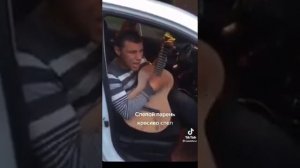 слепой спел душевно на гитаре