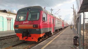 Электричка стоит на станции Тракторная Пассажирская Волгоград исходник