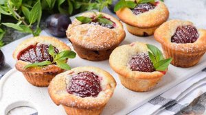 Нежные и ароматные.
КЕКСЫ НА КЕФИРЕ, СО СЛИВАМИ