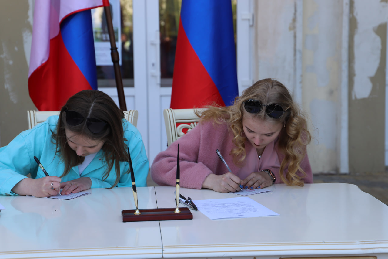Паспорта гражданина Российской Федерации вручены юным жителям Северодонецка