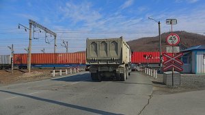 Railway. Railroad Crossing. Container train from Vostochny Port / Ж/д переезд. Двойная тяга