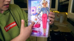 (ЖЕСТЬ) РАЗРЕЗАЛ КУКЛУ БАРБИ в 3:00 *в ее голове камера* (куклы барби следят за нами)