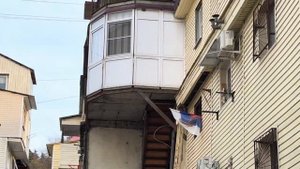 Тут жить нельзя. Это Сочи. Люди живут в гаражах в Сочи. Это круто и ужасно.