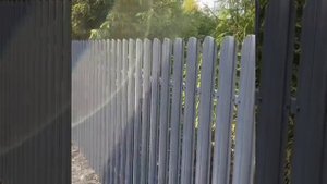 Забор из металлического штакетника с зазором графит