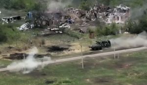 Кадры "дуэли" российского БТР с десантом и Bradley ВСУ в ДНР