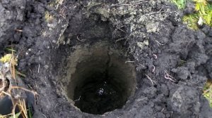 Бурение ям ямобуром в глининистой почве