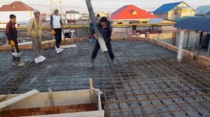 Заливка монолитного бетона для межэтажного перекрытия. Дом 9x8