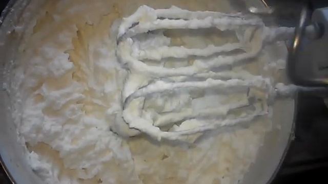 Взбить масло (из козьего молока). смотреть онлайн