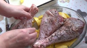 Голень индейки с картошкой в духовке.