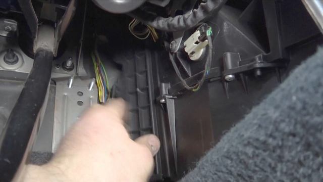 Volvo v50 1.6 diesel 2012, replacing the cabin air filter. interior filter. смотреть онлайн