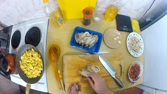 Курица в горшочках, с вешенками и можжевельником. МАРАФОН УЖИНОВ. ДЕНЬ 1.