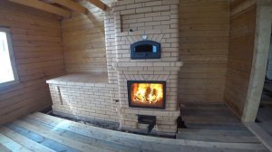 Хлебная печь с большой каминной дверкой и лежанкой.