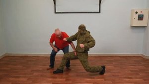 Защита от прямых ударов ногами в живот.