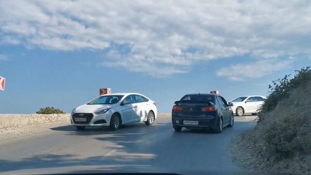 По Крыму на машине из Судака в Новый Свет по горной дороге в августе 2020. Crimea UHD 4K. смотреть онлайн