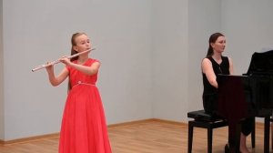 Тихонова Маргарита 8 лет, флейта. И. Шильцова " В старой сказке"