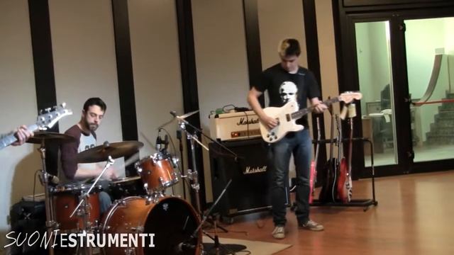 Fender Chris Shiflett vs Modulus Vintage J - with Marshall & Orange Amp смотреть онлайн