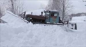 Тракторы ДТ-75 жёстко гребут снег! Soviet tractors DT-75 powerfully row snow