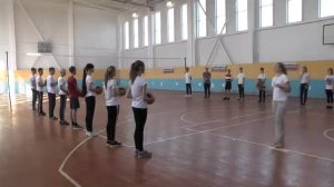 Урок физкультуры в 9 классе