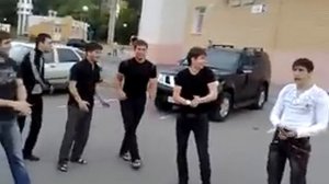 Чеченцы танцуют лезгинку в центре города