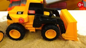 Видео про машинки - строительные машинки CATERPILLAR! Распаковка машинок игрушек. Игры для детей